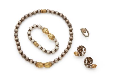 un assortiment de bijoux comprenant un collier, un bracelet et une bague