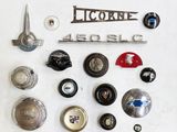 de nombreux types d'emblèmes et d'insignes automobiles accrochés au mur