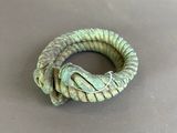 a close up of a ring with a knot on top of it