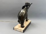 une image représentant une statue d'éléphant coiffée d'un chapeau