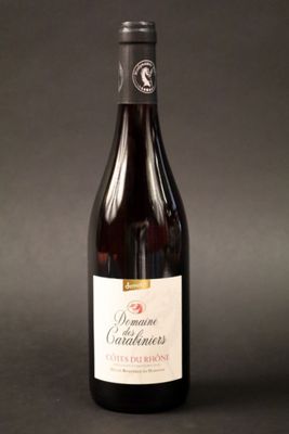 la bouteille de vin est posée sur la table, prête à être consommée