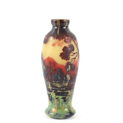 un vase sur lequel est représenté un paysage de montagne
