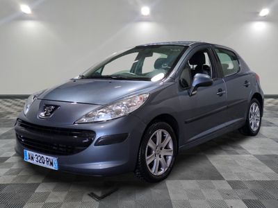 la voiture grise est garée sur un sol en damier dans le garage
