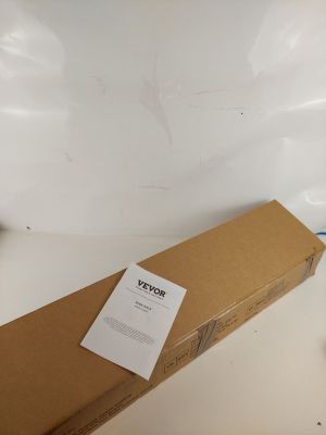 une boîte sur laquelle est posé un bout de papier, posée sur une table