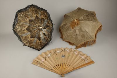 trois ombrelles anciennes en dentelle et un éventail sur fond blanc