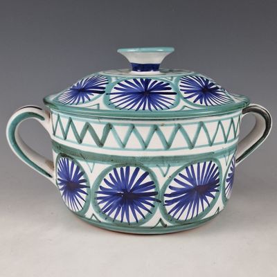 bol bleu et blanc avec un couvercle et un motif floral