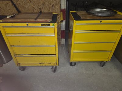 une paire d'armoires à outils jaunes équipées de roulettes et surmontées d'un bac