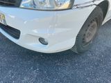 une voiture blanche garée sur le parking
