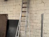 une échelle appuyée contre un mur de briques dans une pièce