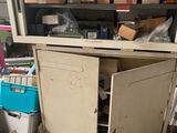 une petite armoire dont la porte est ouverte dans un garage