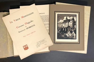 deux livres ouverts sur une table