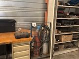un bureau sur lequel se trouve une imprimante, dans un garage