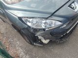 une photo d'une voiture qui a été gravement endommagée dans un accident