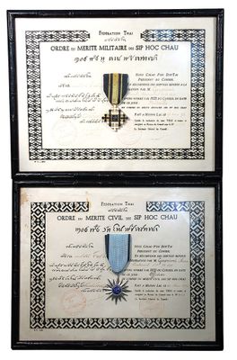 deux plaques encadrées sur lesquelles figurent une médaille et une croix