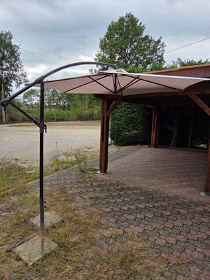 un parapluie fixé à un poteau au bord de la route