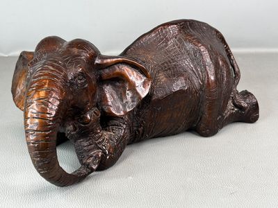 ELEPHANT allongé Sujet en bronze patiné.