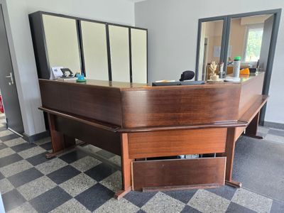 Bureau d'angle formant comptoir avec retour