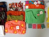 beaucoup de vêtements et de sacs disposés sur une table