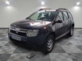 une photo d'une Dacia noire garée dans un garage