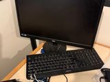 un écran d'ordinateur et un clavier posés sur un bureau dans un bureau