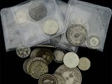 plusieurs types de pièces de monnaie dans des sachets en plastique, posés sur une surface noire