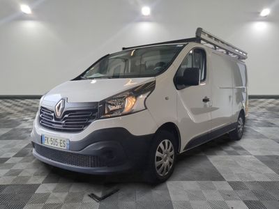 la photo d'une camionnette blanche garée dans une pièce