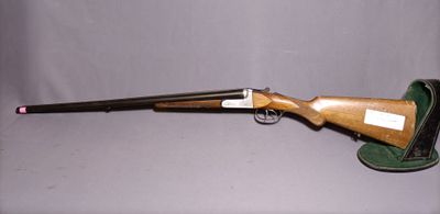 a rifle that is sitting on top of a table