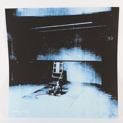 une image représentant une photographie en noir et blanc d'une chaise dans une pièce sombre