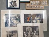 de nombreuses photos encadrées sur le mur d'une pièce