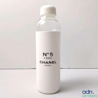 Flacon vaporisateur EAP de Chanel n° 5 sur fond blanc