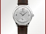un gros plan d'une montre au cadran blanc et au bracelet en cuir marron
