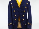 un gros plan d'un manteau posé sur un mannequin, lui-même placé sur un support