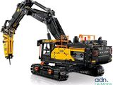 une maquette Lego représentant un engin de chantier équipé d'une grue