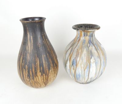 deux vases posés l'un à côté de l'autre sur une surface blanche