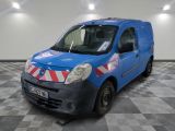 la photo d'une camionnette bleue garée dans un garage