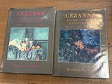 deux livres posés l'un à côté de l'autre sur une table en bois
