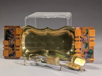 une assiette en or avec une cuillère et un repose-cuillère posés sur une table
