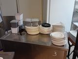 beaucoup d'assiettes et de bols sur le comptoir de la cuisine