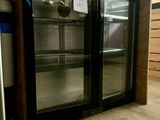 un réfrigérateur à deux portes vitrées dans une cuisine