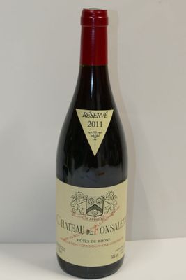 une bouteille de vin posée sur une table