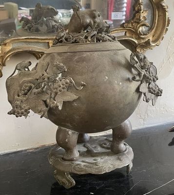 un grand vase orné d'un oiseau, posé sur une table