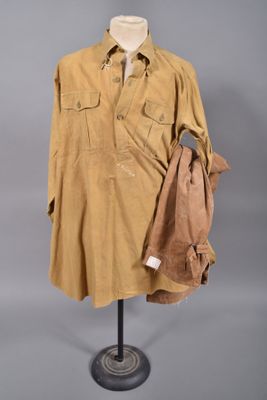 une photo d'une chemise et d'une veste sur un présentoir pour mannequin