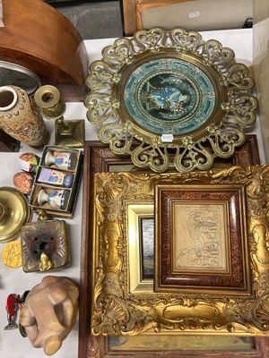 un grand nombre d'objets posés sur une table