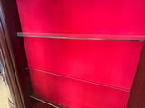 une image d'une bibliothèque avec une étagère rouge
