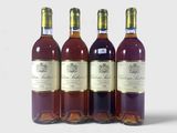 trois bouteilles de vin posées les unes à côté des autres sur une surface blanche