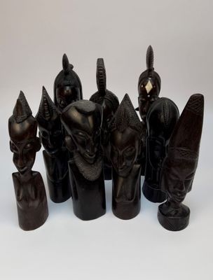 un ensemble de figurines en bois de formes et de tailles variées