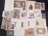 beaucoup de vieilles photos et de cartes postales sur la table