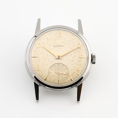 gros plan d'une montre-bracelet sur une surface blanche