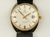 une image d'une montre-bracelet plaquée or avec un bracelet en cuir noir