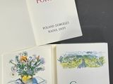 trois cartes représentant des fleurs dans un vase posé sur une table